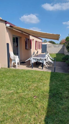 Outdoor dining - Vacation home in Saint hilaire de riez, Vendée (Saint-Hilaire-de-Riez)