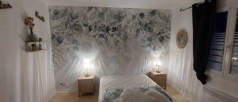 3 quartos, ferros/tábuas de passar roupa, roupa de cama