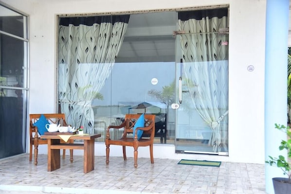 Outdoor dining - Dinuda Resort (Kudawa)