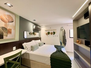 Basic Studio | Meja, ruang kerja komputer riba, langsir/tirai gelap terus 