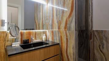 Dusche, Haartrockner, Bidet, Handtücher
