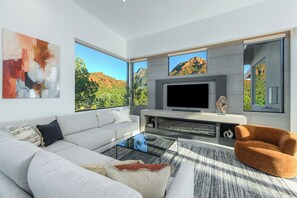 Televisión y chimenea