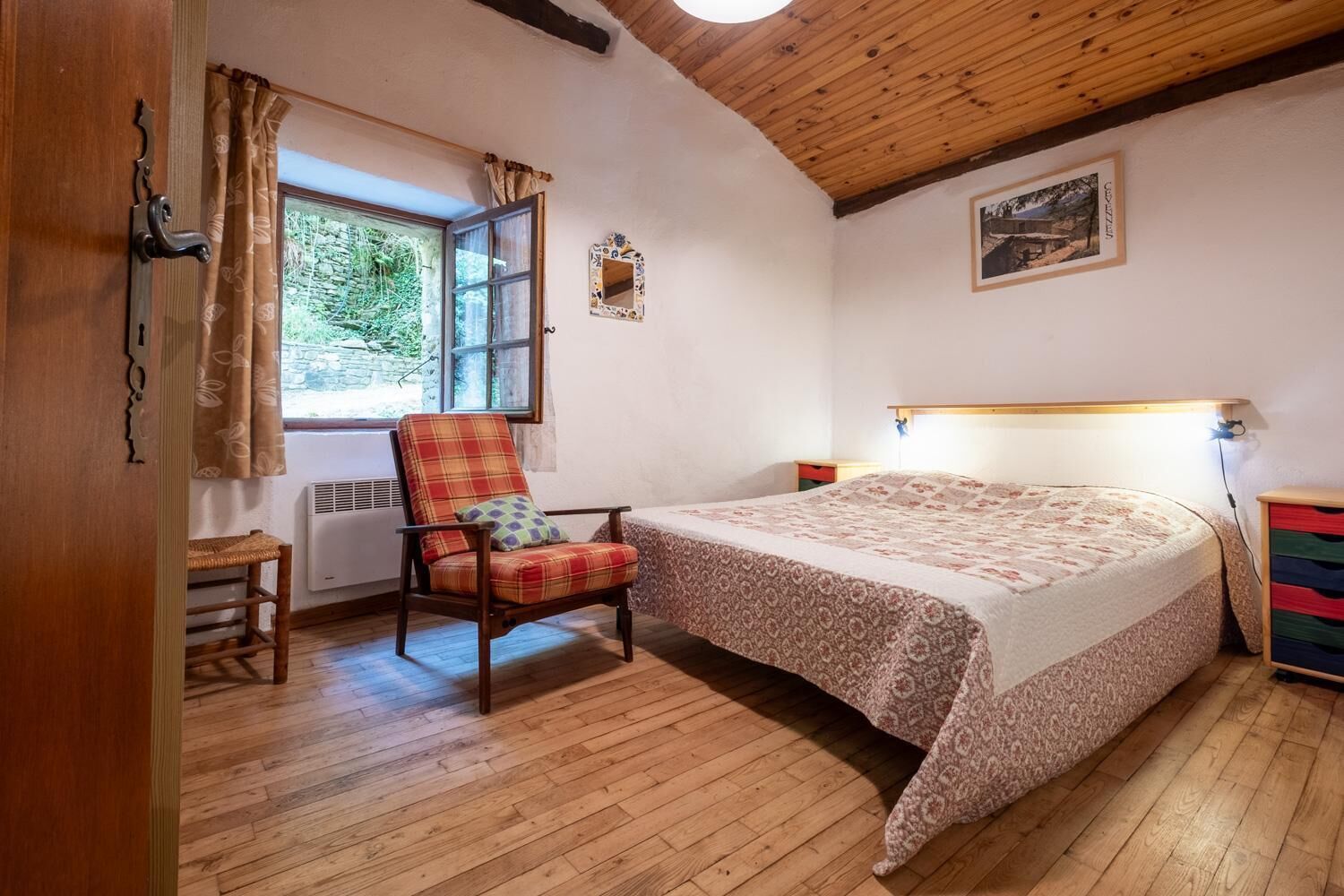 2 quartos, ferros/tábuas de passar roupa, berço de viagem