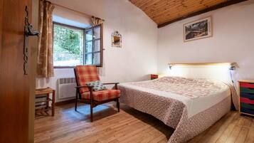 2 bedrooms, iron/ironing board, travel cot