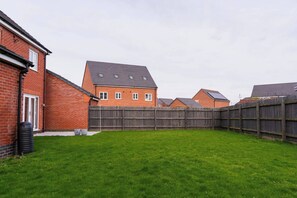 House, 3 Bedrooms | Property grounds - Luxe 3BR - 8 Min to Town Centre - Bradgate Park & Leicester - Parking - Garden (Loughborough)