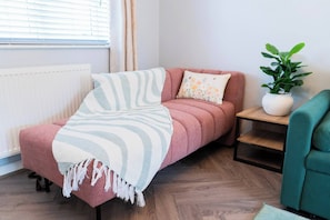 House, 3 Bedrooms | Living area - Luxe 3BR - 8 Min to Town Centre - Bradgate Park & Leicester - Parking - Garden (Loughborough)