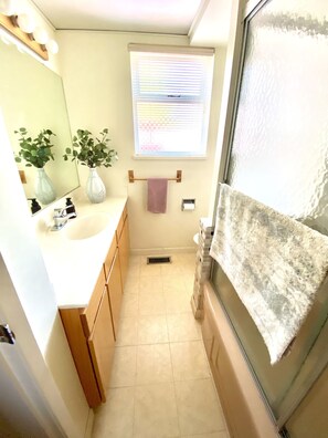 Haartrockner, Handtücher, Seife, Toilettenpapier