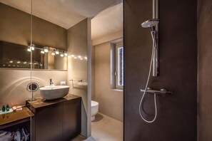 Een haardroger, handdoeken, zeep, toiletpapier