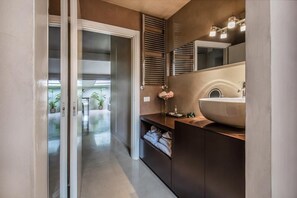 Unclassified image, 5 of 8, button