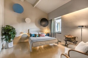 Unclassified image, 4 of 8, button