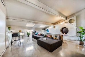 Unclassified image, 3 of 8, button