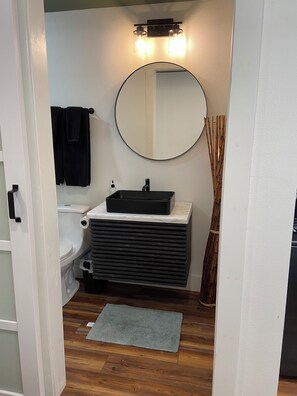 Shower, hair dryer, towels, soap - Cozy Country Retreat (Hot Springs)