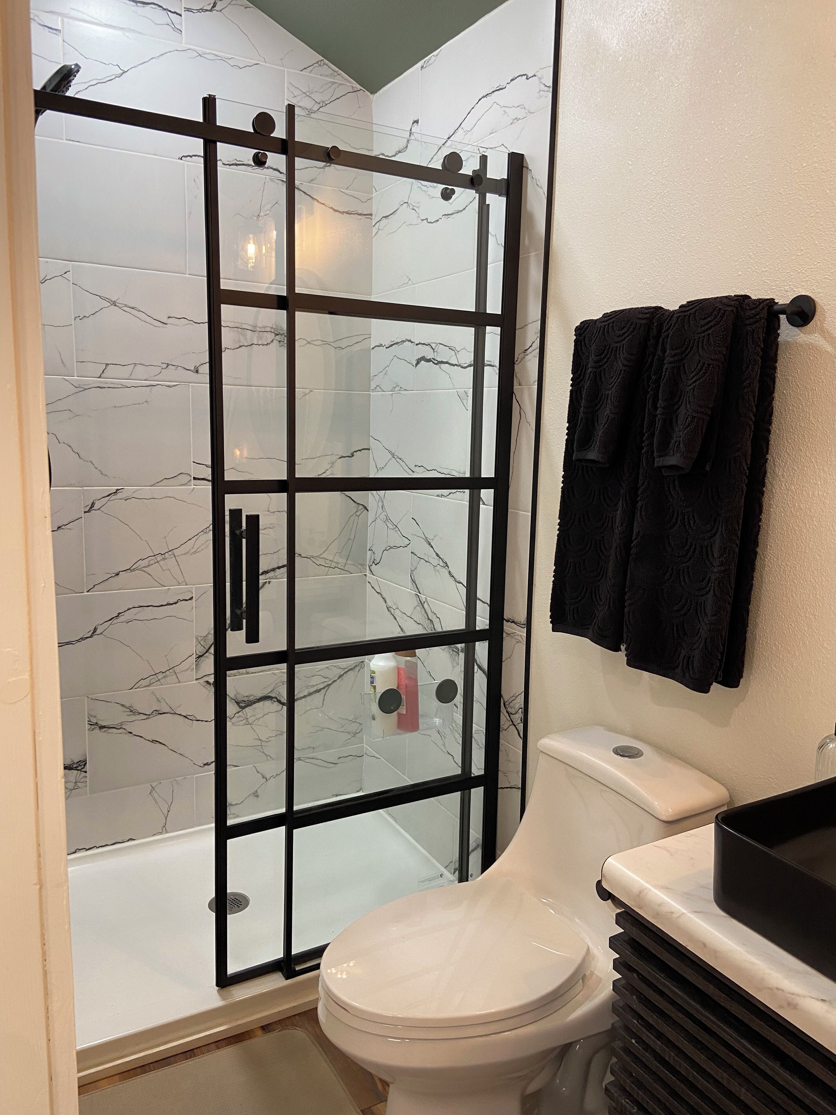 Een douche, een haardroger, handdoeken, zeep