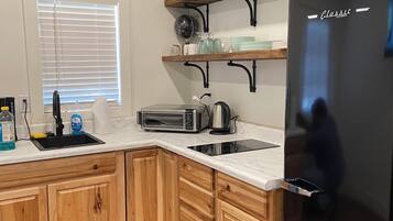 Geladeira, micro-ondas, cooktop, cafeteira/chaleira