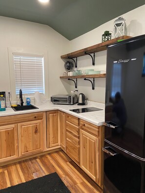 Fridge, microwave, stovetop, coffee/tea maker - Cozy Country Retreat (Hot Springs)