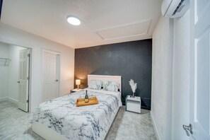 Unclassified image, 5 of 13, button - Hidden Gem New - Cozy Apt/W Jacuzzi - Private Entry. (Cape Coral)