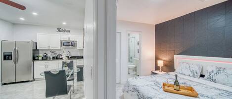 1 dormitorio, tabla de planchar con plancha, wifi y ropa de cama