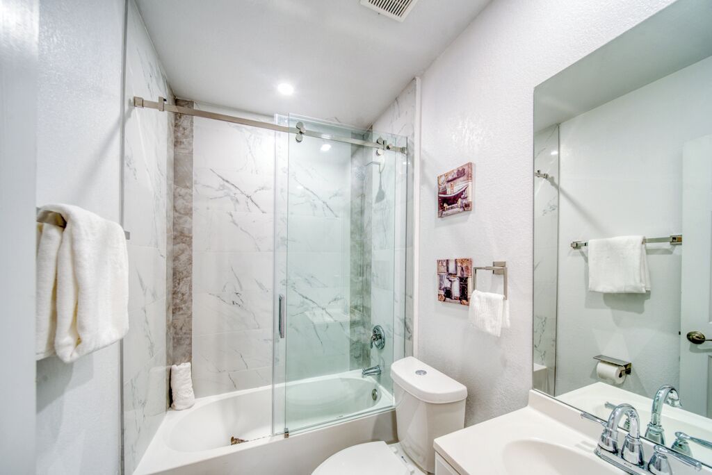 Dusj, hårføner, håndklær og såpe