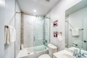 Dusche, Haartrockner, Handtücher, Seife