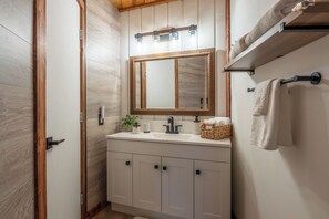 Chuveiro, secador de cabelo, toalhas de banho, sabonete