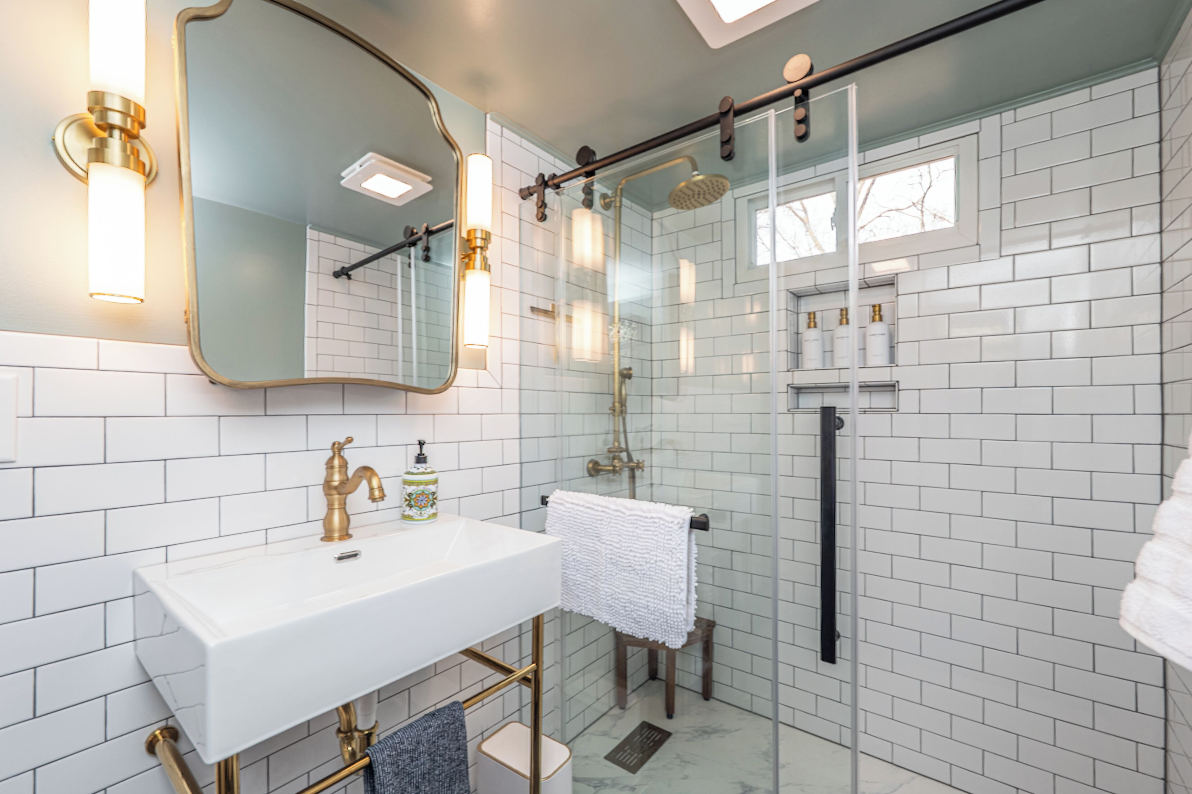 Een douche, een haardroger, handdoeken, zeep