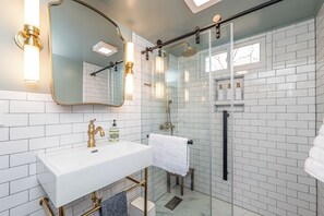 Shower, hair dryer, towels, soap - Riverbend Retreat Vintage charm close to Downtown (Indianapolis)