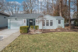 Unclassified image, 3 of 22, button - Riverbend Retreat Vintage charm close to Downtown (Indianapolis)