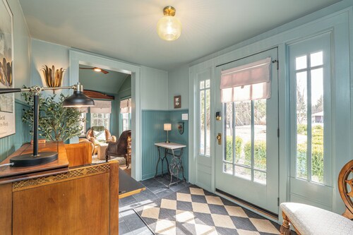 Riverbend Retreat Vintage charm close to Downtown