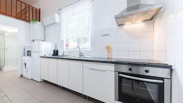 Geladeira, micro-ondas, fogĂŁo, torradeira