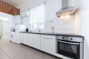 Een koelkast, een microgolfoven, een oven, een broodrooster