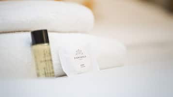 Secador de cabelo, toalhas de banho, sabonete, shampoo