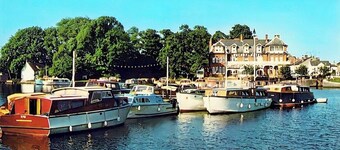 Marina-side 2-Bed Bungalow Pool, Gym & Norfolk Broads Access