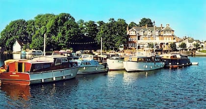 Marina-side 2-Bed Bungalow Pool, Gym & Norfolk Broads Access