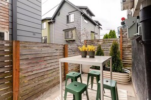 Outdoor dining - Sustainable Style in the Heart of West Seattle (Seattle)