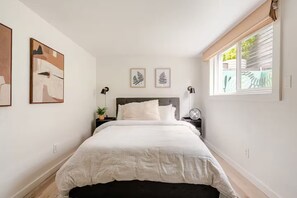 2 bedrooms, iron/ironing board, WiFi, bed sheets - Sustainable Style in the Heart of West Seattle (Seattle)