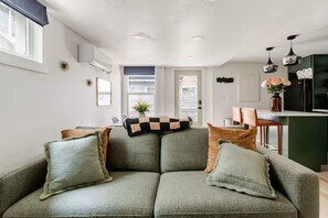 Unclassified image, 4 of 24, button