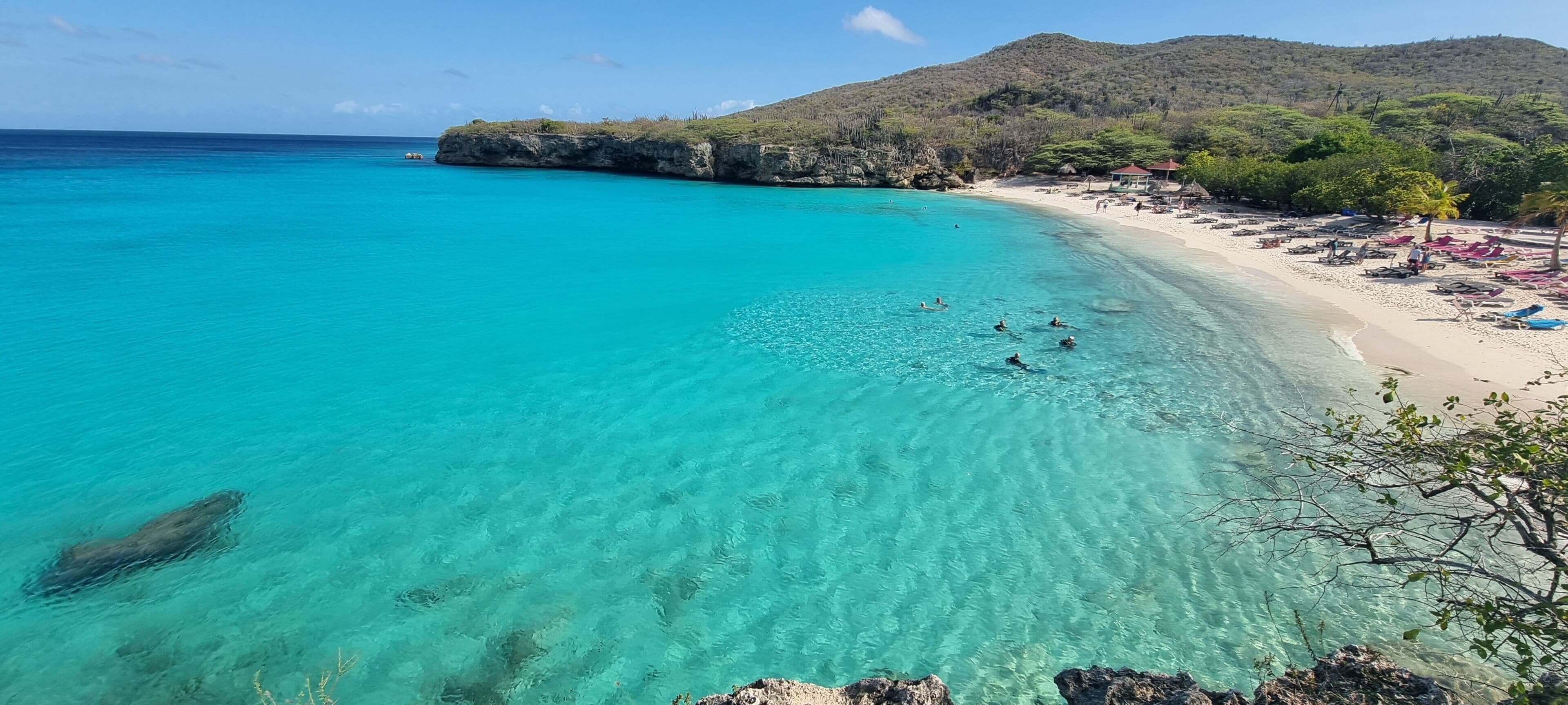 Nær stranden og strandhåndklær