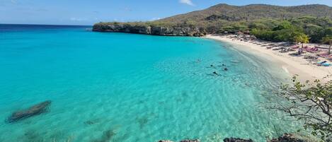 Nær stranden og strandhåndklær