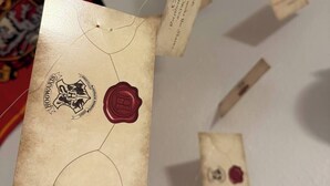 Un conjunto de sobres de estilo vintage con sellos de cera, algunos con texto visible y otros con sello de cera roja.