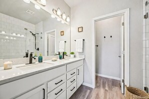 Shower, eco-friendly toiletries, hair dryer, towels - Cozy Mountain View Getaway! (Arvada)