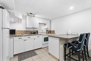 Fridge, microwave, oven, stovetop - Charming Retreat | Quiet, Cozy & Convenient (St. Catharines)