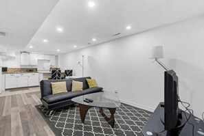 TV - Charming Retreat | Quiet, Cozy & Convenient (St. Catharines)