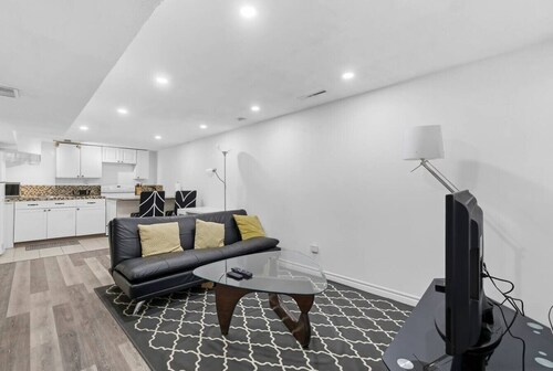 Charming Retreat | Quiet, Cozy & Convenient