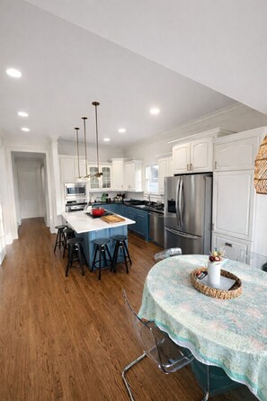 Fridge, microwave, oven, stovetop - Upscale 5BR House in Morningside – Perfect for World Cup Groups (Atlanta)