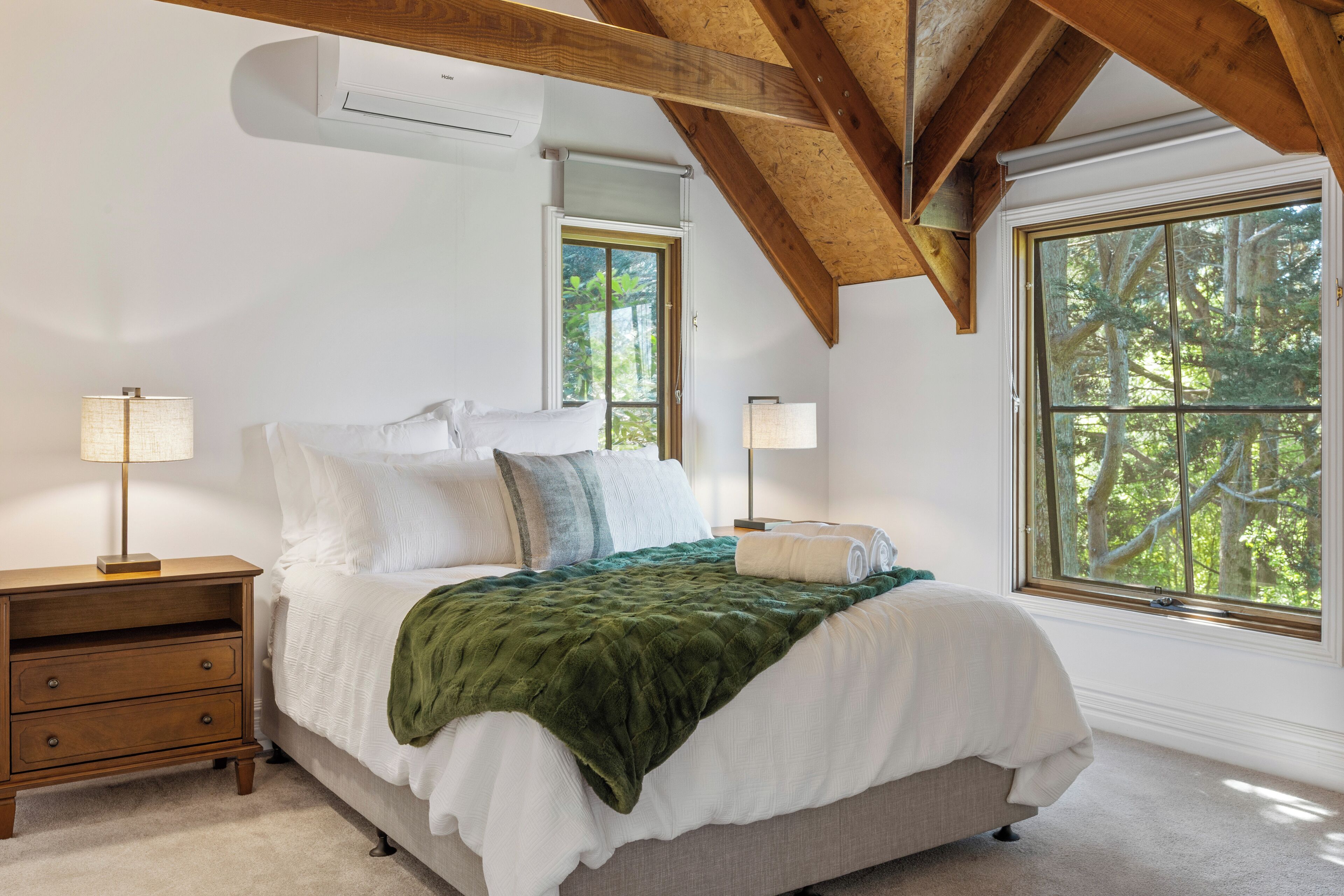 4 bedrooms, iron/ironing board, WiFi, bed sheets