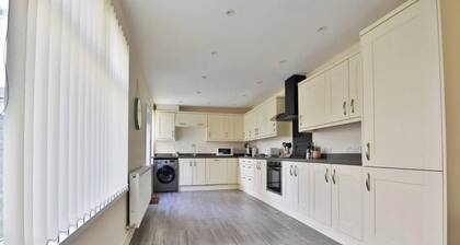 Chic Canton Retreat Close to Cardiff City Stadium