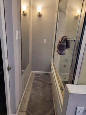 Hair dryer, towels, soap, shampoo - Spacious 2-bedroom house in enchanting Kansas City with AC (Kansas City)