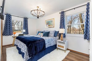2 bedrooms, iron/ironing board, WiFi, bed sheets - Charming Waterfront Cabin on Monkey Island at Grand Lake. Pet Friendly! (Afton)