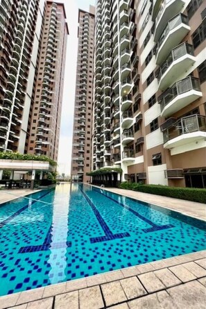 Outdoor pool - Condo near US Embassy, Mall of Asia, PICC, Luneta (Pasay City)