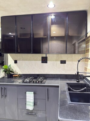 Private kitchen - Rustic Limewash Haven, 3bd x3bath, Mojave, Lekki Phase 1 (Lekki)